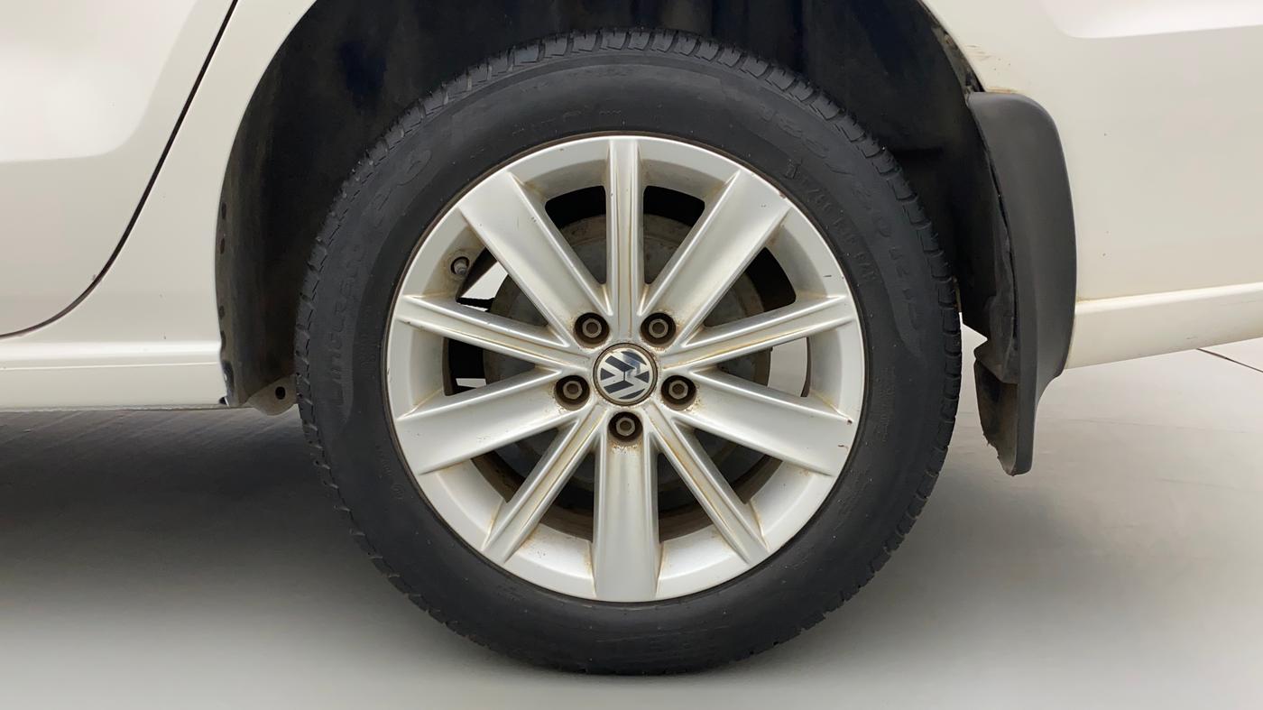 2016 Volkswagen Vento HIGHLINE 1.6 MPI, Petrol, Manual, 1,15,252 km, Left Rear Wheel