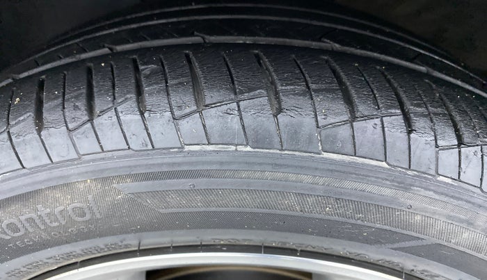 2018 Hyundai Verna 1.6 SX VTVT, Petrol, Manual, 34,323 km, Left Front Tyre Tread