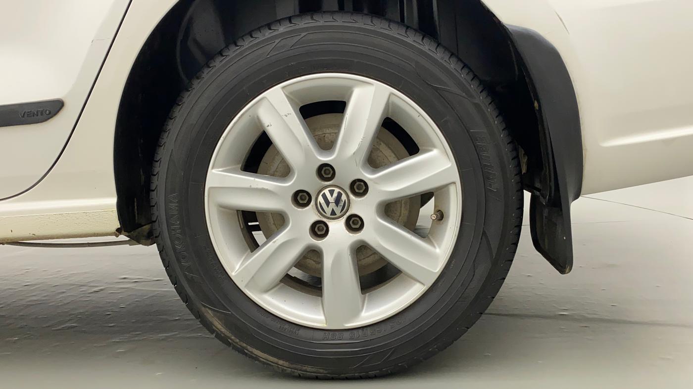 2011 Volkswagen Vento HIGHLINE PETROL AT, Petrol, Automatic, 61,100 km, Left Rear Wheel