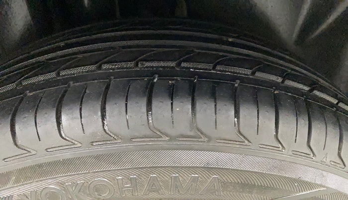 2011 Volkswagen Vento HIGHLINE PETROL AT, Petrol, Automatic, 61,100 km, Right Rear Tyre Tread