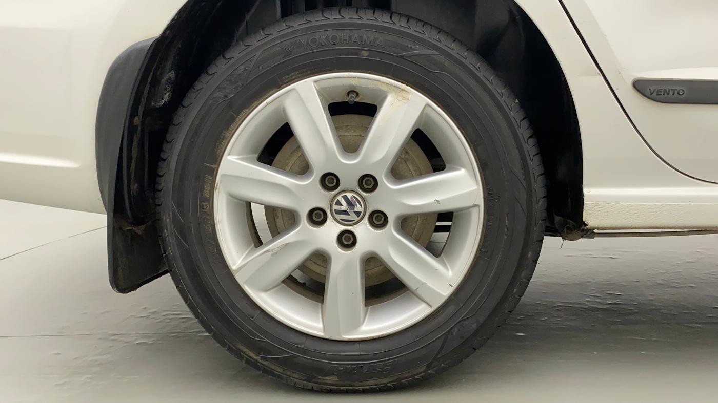 2011 Volkswagen Vento HIGHLINE PETROL AT, Petrol, Automatic, 61,100 km, Right Rear Wheel