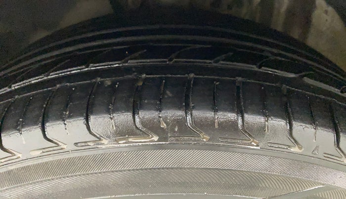 2011 Volkswagen Vento HIGHLINE PETROL AT, Petrol, Automatic, 61,100 km, Left Front Tyre Tread