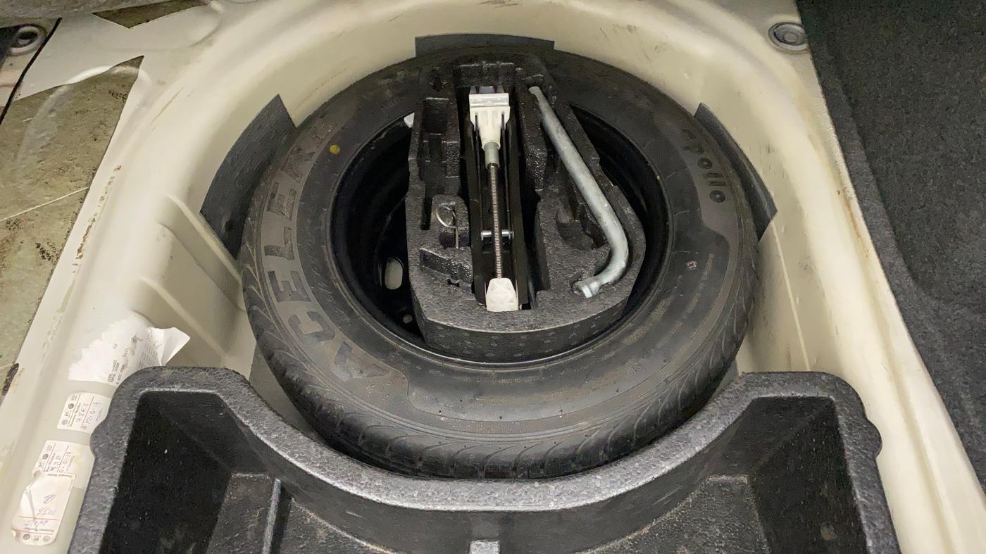 2011 Volkswagen Vento HIGHLINE PETROL AT, Petrol, Automatic, 61,100 km, Spare Tyre