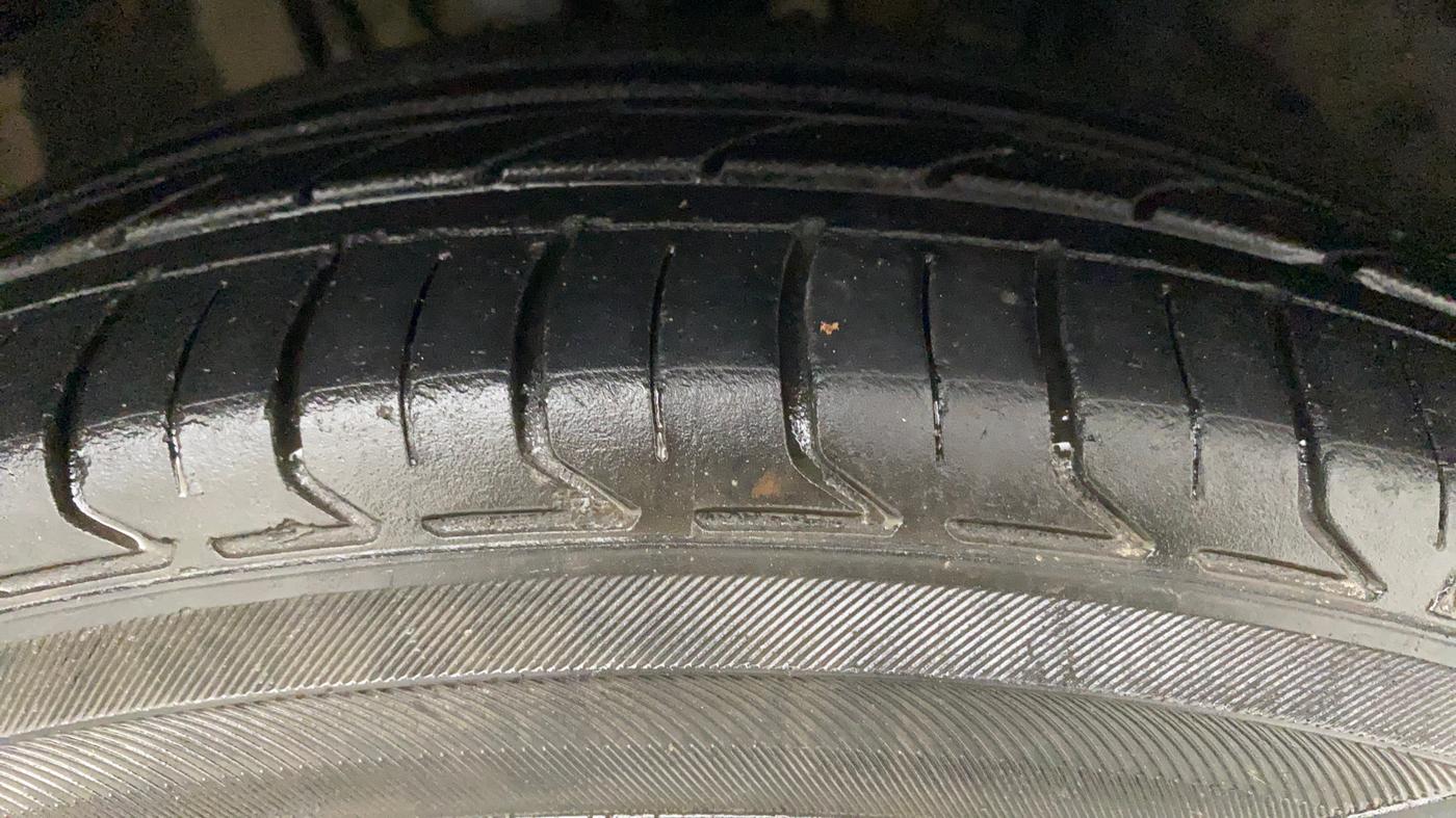 2011 Volkswagen Vento HIGHLINE PETROL AT, Petrol, Automatic, 61,100 km, Right Front Tyre Tread