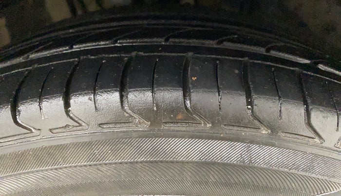 2011 Volkswagen Vento HIGHLINE PETROL AT, Petrol, Automatic, 61,100 km, Right Front Tyre Tread