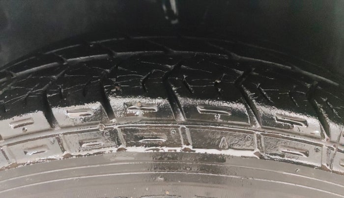 2014 Hyundai i10 SPORTZ 1.1, CNG, Manual, 99,114 km, Left Front Tyre Tread