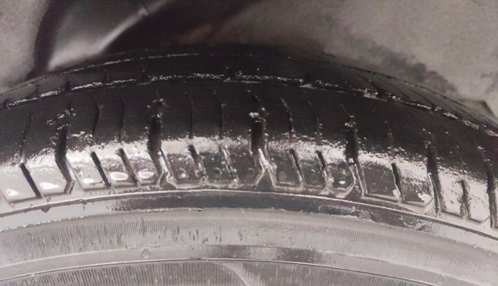 2014 Hyundai i10 SPORTZ 1.1, CNG, Manual, 99,114 km, Left Rear Tyre Tread