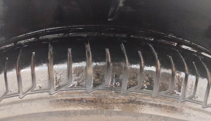 2014 Hyundai i10 SPORTZ 1.1, CNG, Manual, 99,114 km, Right Front Tyre Tread