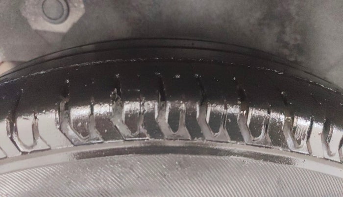 2014 Hyundai i10 SPORTZ 1.1, CNG, Manual, 99,114 km, Right Rear Tyre Tread