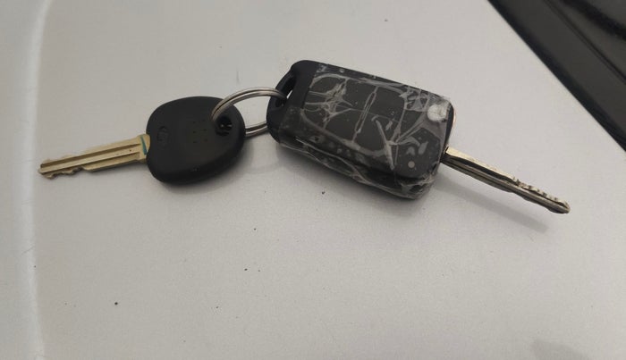 2014 Hyundai i10 SPORTZ 1.1, CNG, Manual, 99,114 km, Key Close Up