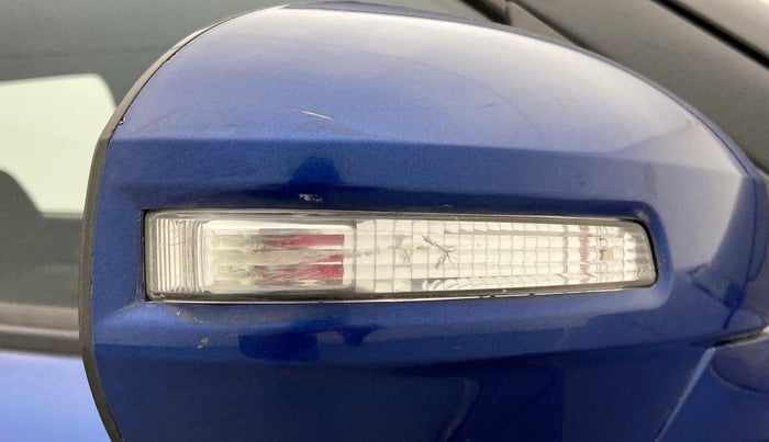 2014 Maruti Swift VXI, Petrol, Manual, 52,507 km, Right rear-view mirror - Indicator light has minor damage