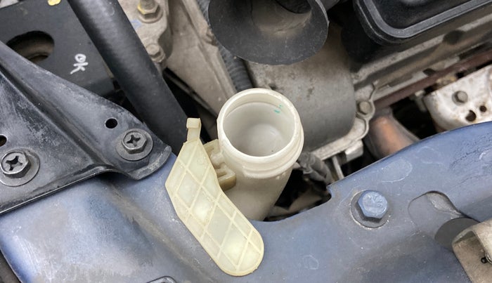 2014 Maruti Swift VXI, Petrol, Manual, 52,507 km, Front windshield - Wiper bottle cap missing