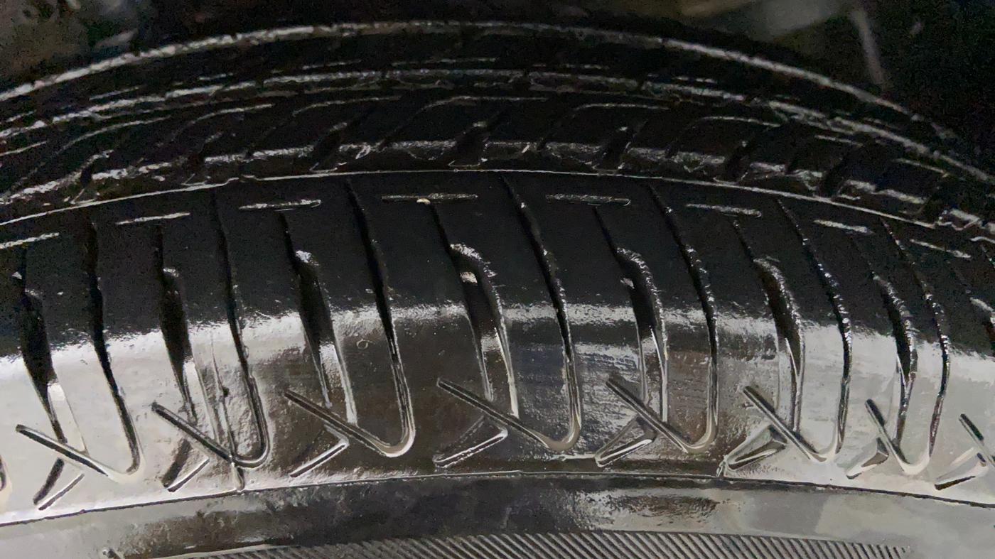 2015 Maruti Swift VDI ABS, Diesel, Manual, 64,811 km, Left Front Tyre Tread