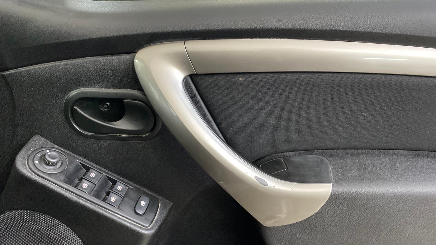 2021 Renault Duster RXS 1.3 TURBO PETROL MT, Petrol, Manual, 42,060 km, Driver Side Door Panels Control