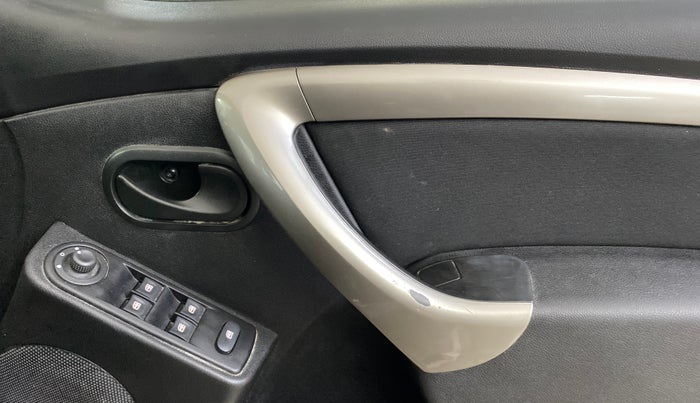 2021 Renault Duster RXS 1.3 TURBO PETROL MT, Petrol, Manual, 42,060 km, Driver Side Door Panels Control