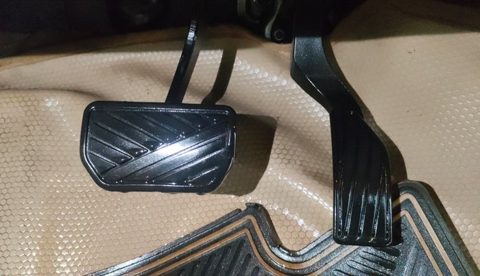 2016 Maruti Ciaz ZXI+ AT, Petrol, Automatic, 84,709 km, Pedals