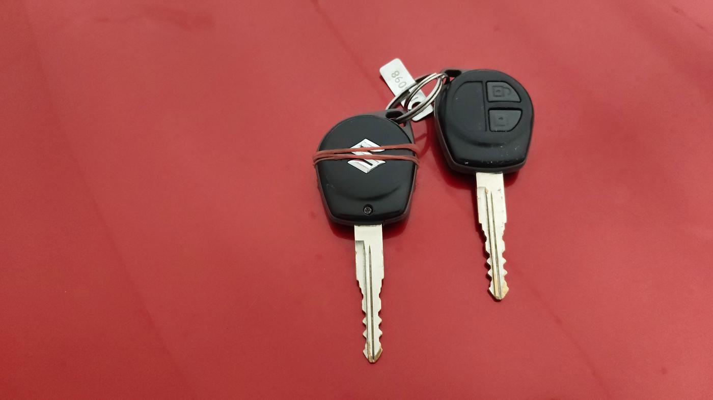 2013 Maruti Swift VXI, Petrol, Manual, 63,198 km, Key Close Up
