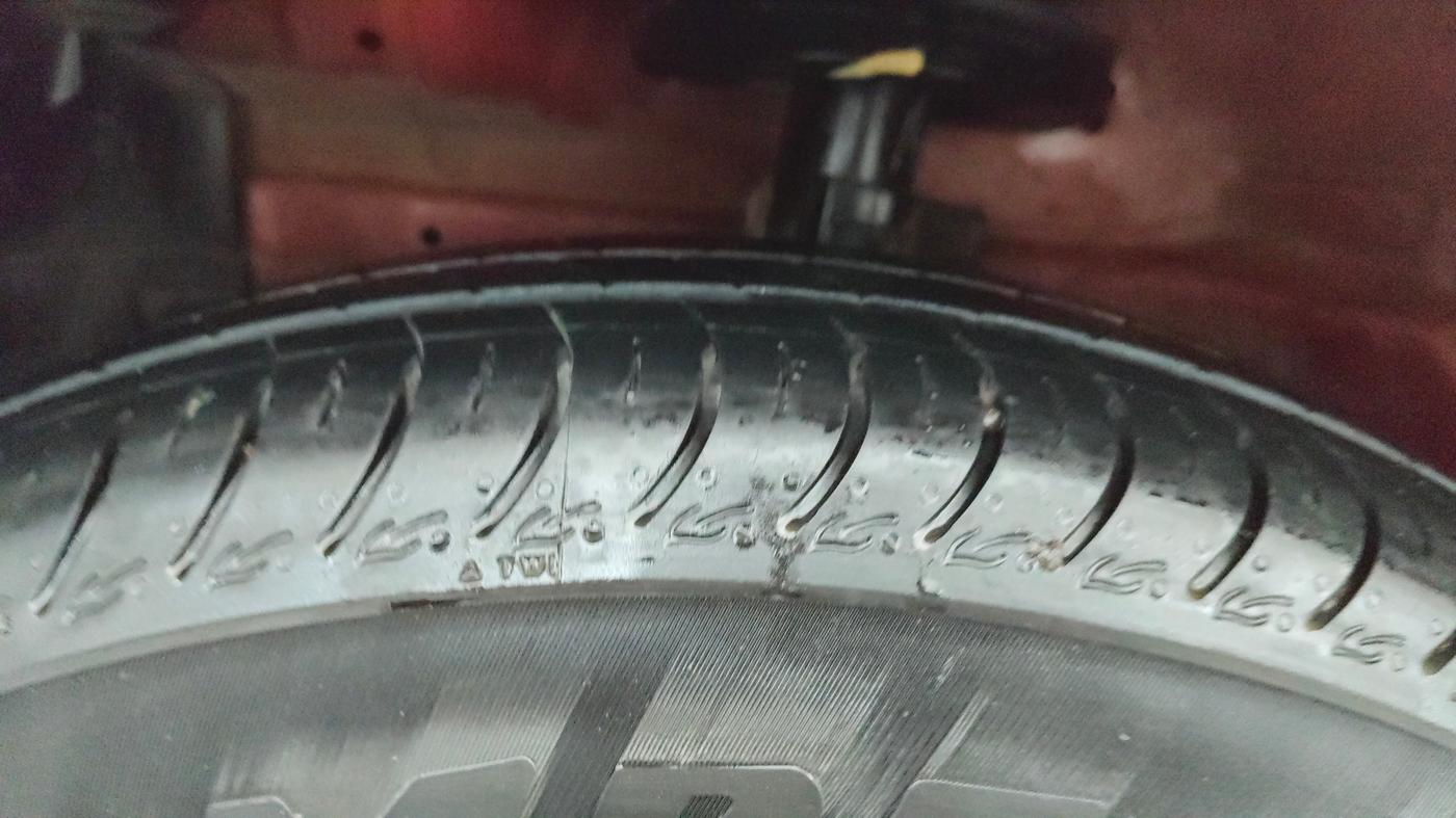 2013 Maruti Swift VXI, Petrol, Manual, 63,198 km, Left Front Tyre Tread