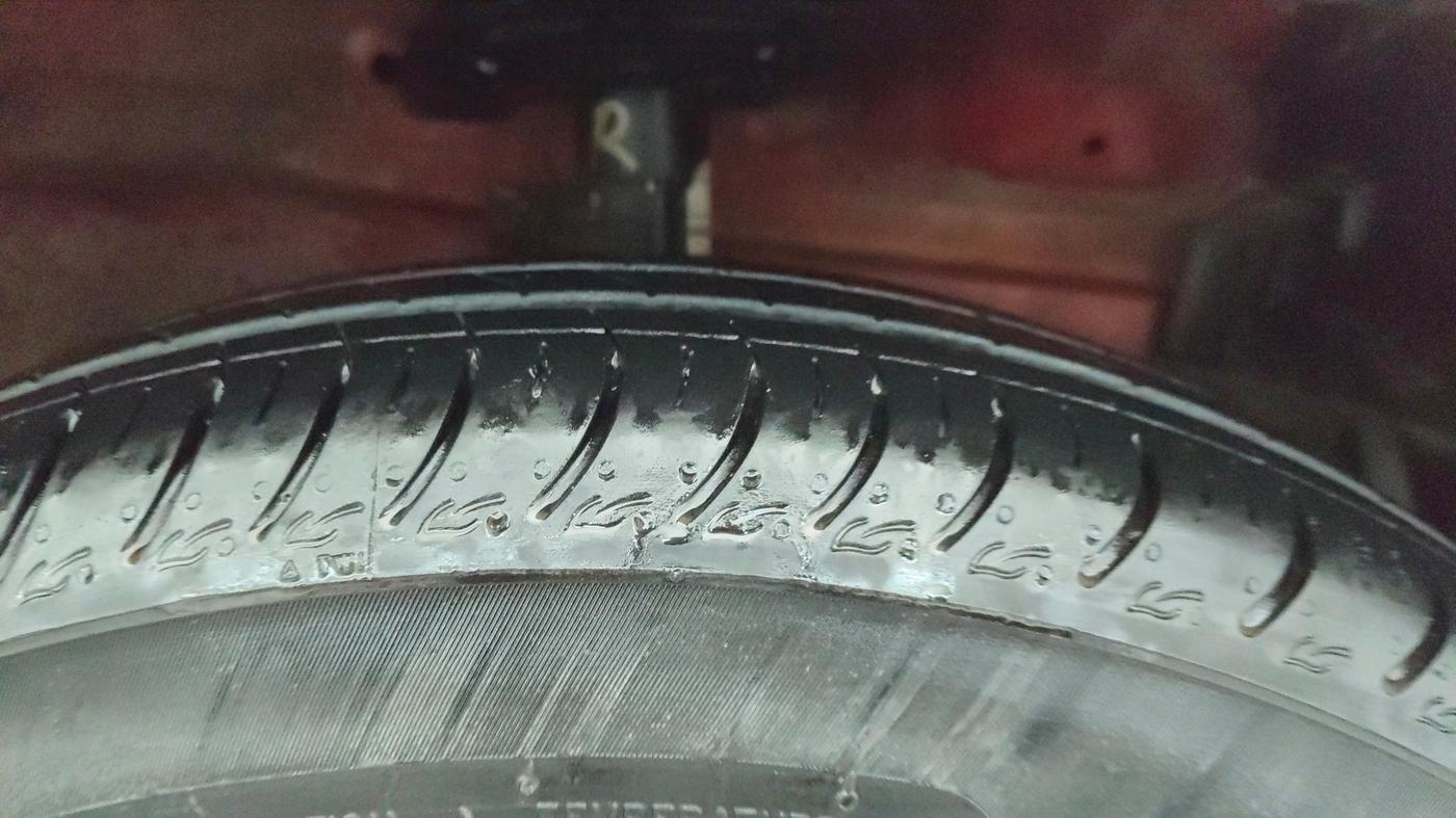 2013 Maruti Swift VXI, Petrol, Manual, 63,198 km, Right Front Tyre Tread