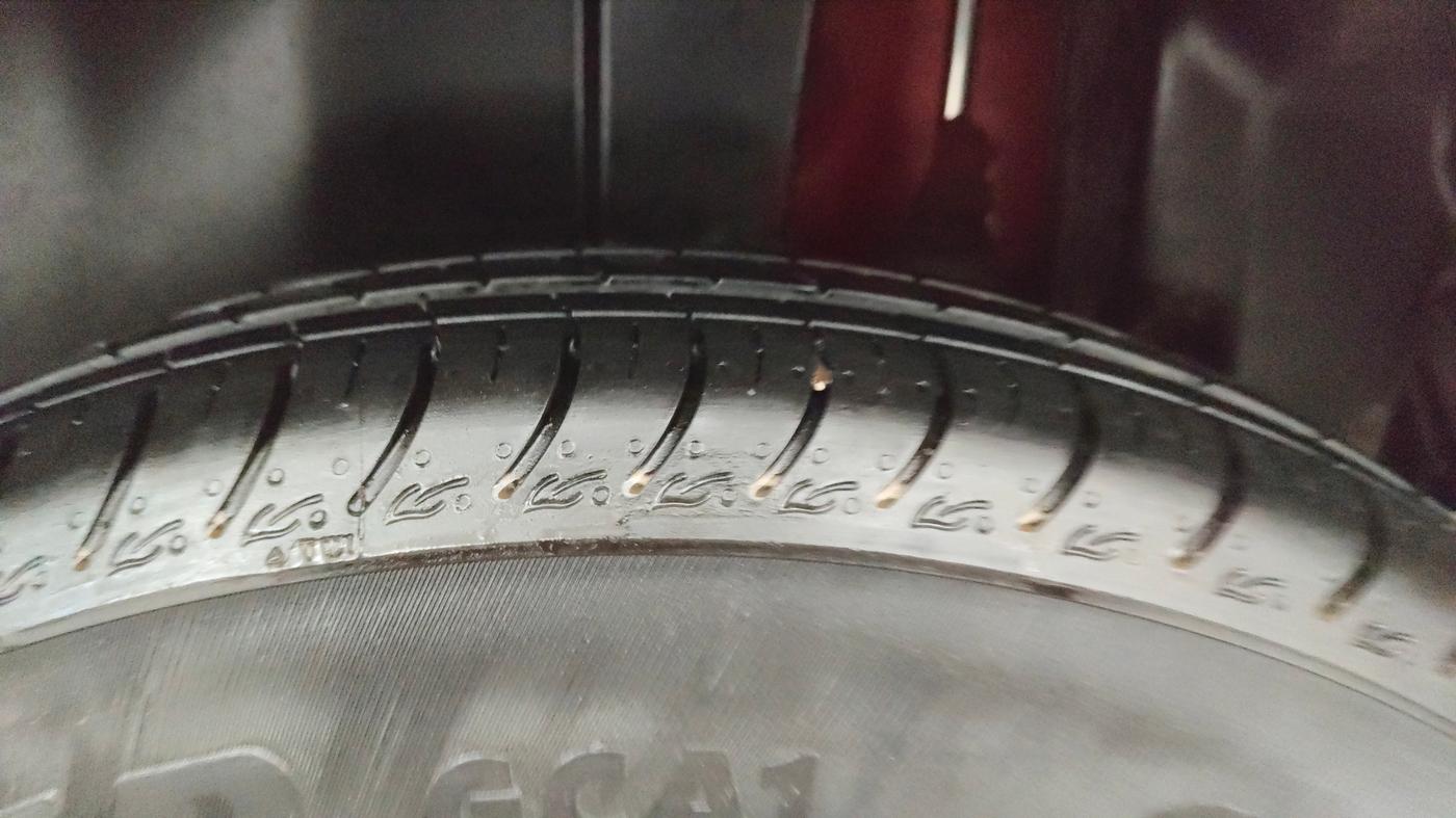 2013 Maruti Swift VXI, Petrol, Manual, 63,198 km, Left Rear Tyre Tread