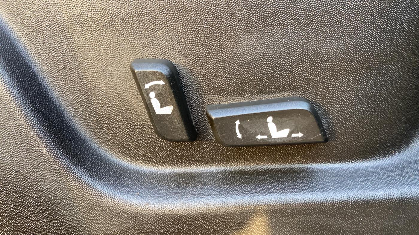 2018 Mahindra XUV500 W11 AT, Diesel, Automatic, 1,03,801 km, Driver Side Adjustment Panel