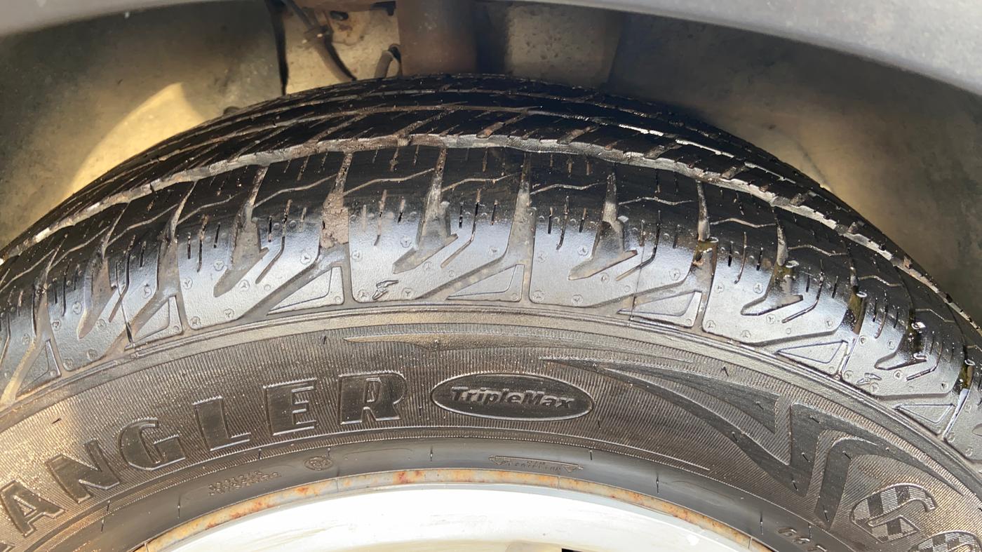 2018 Mahindra XUV500 W11 AT, Diesel, Automatic, 1,03,801 km, Right Front Tyre Tread