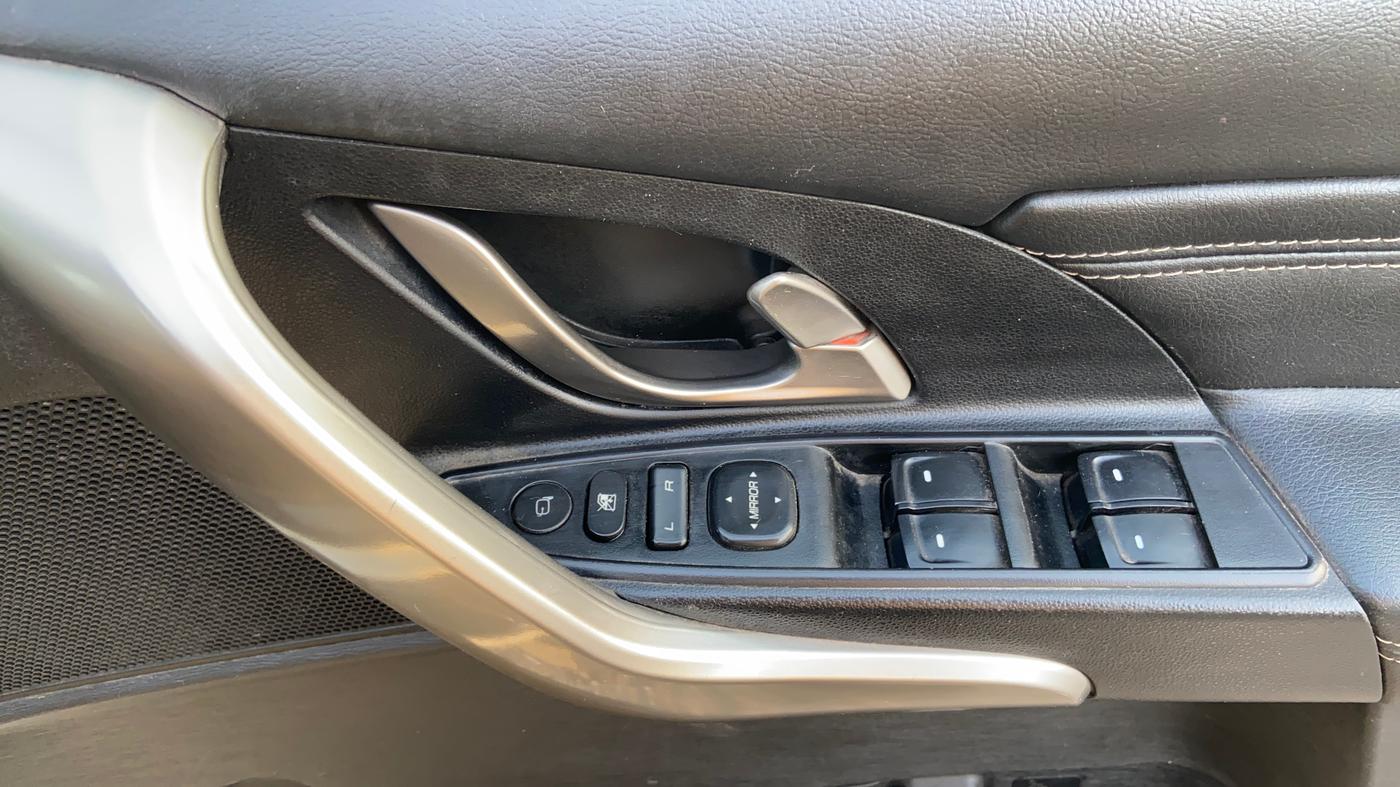 2018 Mahindra XUV500 W11 AT, Diesel, Automatic, 1,03,801 km, Driver Side Door Panels Control