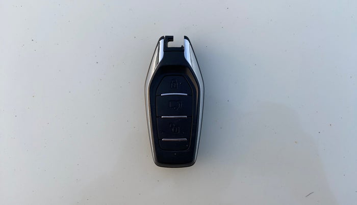 2018 Mahindra XUV500 W11 AT, Diesel, Automatic, 1,03,757 km, Key Close Up