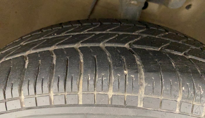 2013 Maruti Ritz VXI, Petrol, Manual, 40,162 km, Right Front Tyre Tread