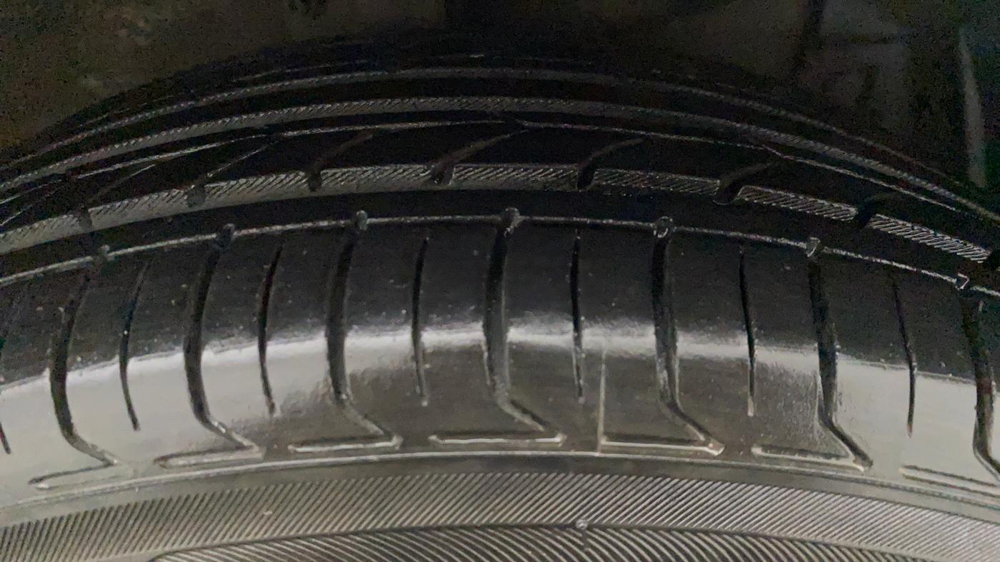2017 Maruti Ertiga ZDI + SHVS, Diesel, Manual, 1,10,110 km, Right Front Tyre Tread