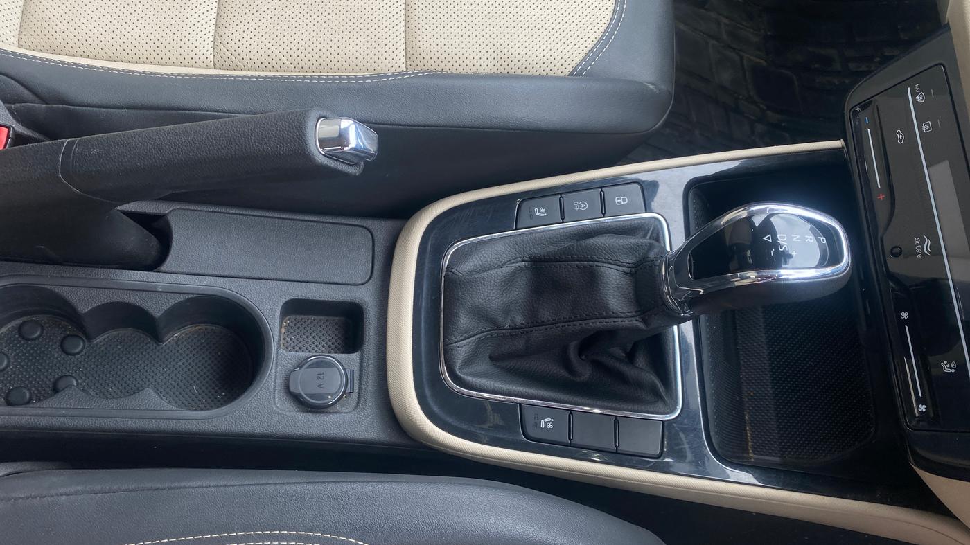 2022 Skoda SLAVIA STYLE 1.5L TSI DSG, Petrol, Automatic, 50,827 km, Gear Lever