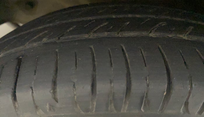 2013 Maruti Alto 800 LXI CNG, CNG, Manual, 92,442 km, Left Front Tyre Tread
