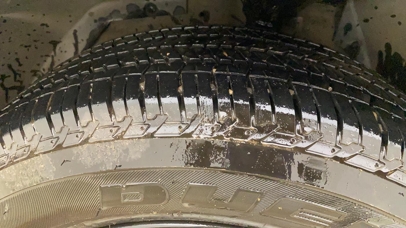 2016 Mahindra XUV500 W6, Diesel, Manual, 63,766 km, Left Front Tyre Tread