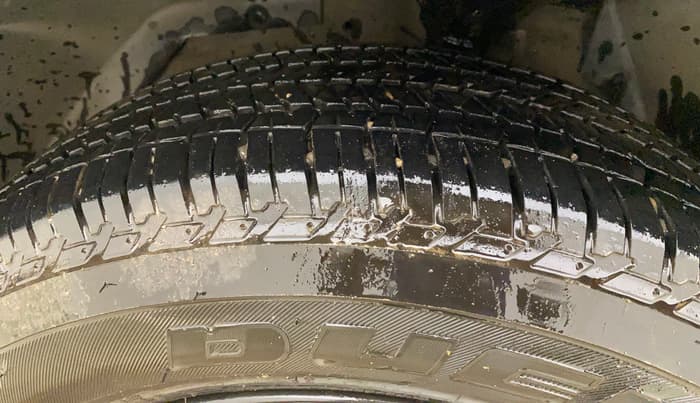 2016 Mahindra XUV500 W6, Diesel, Manual, 63,766 km, Left Front Tyre Tread