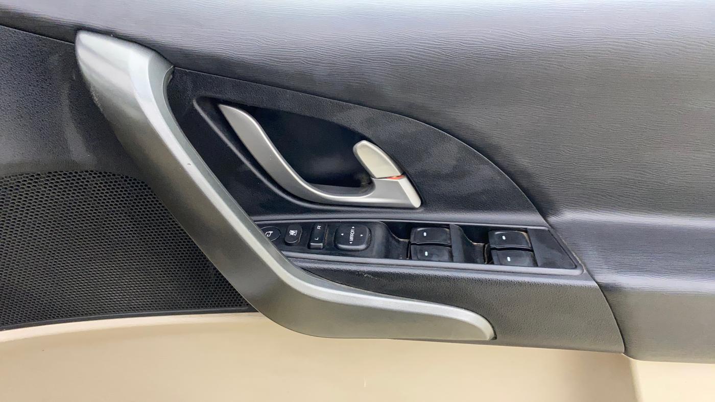 2016 Mahindra XUV500 W6, Diesel, Manual, 63,766 km, Driver Side Door Panels Control