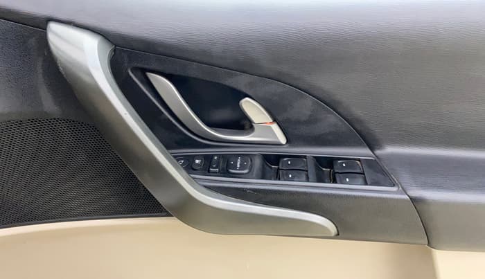 2016 Mahindra XUV500 W6, Diesel, Manual, 63,766 km, Driver Side Door Panels Control