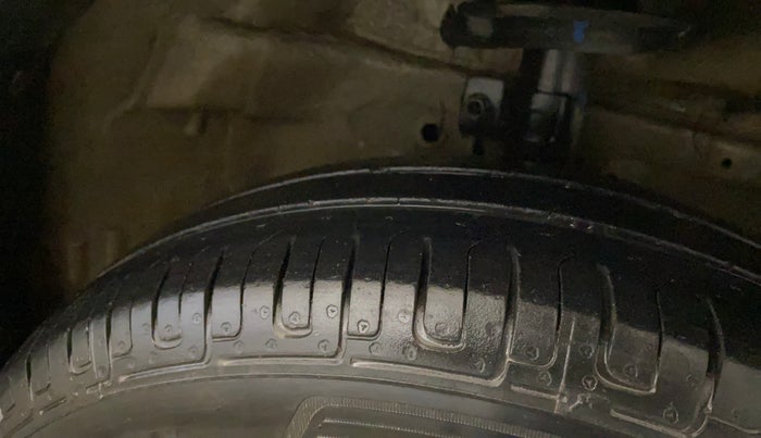 2015 Maruti Swift Dzire VXI, Petrol, Manual, 70,934 km, Right Front Tyre Tread