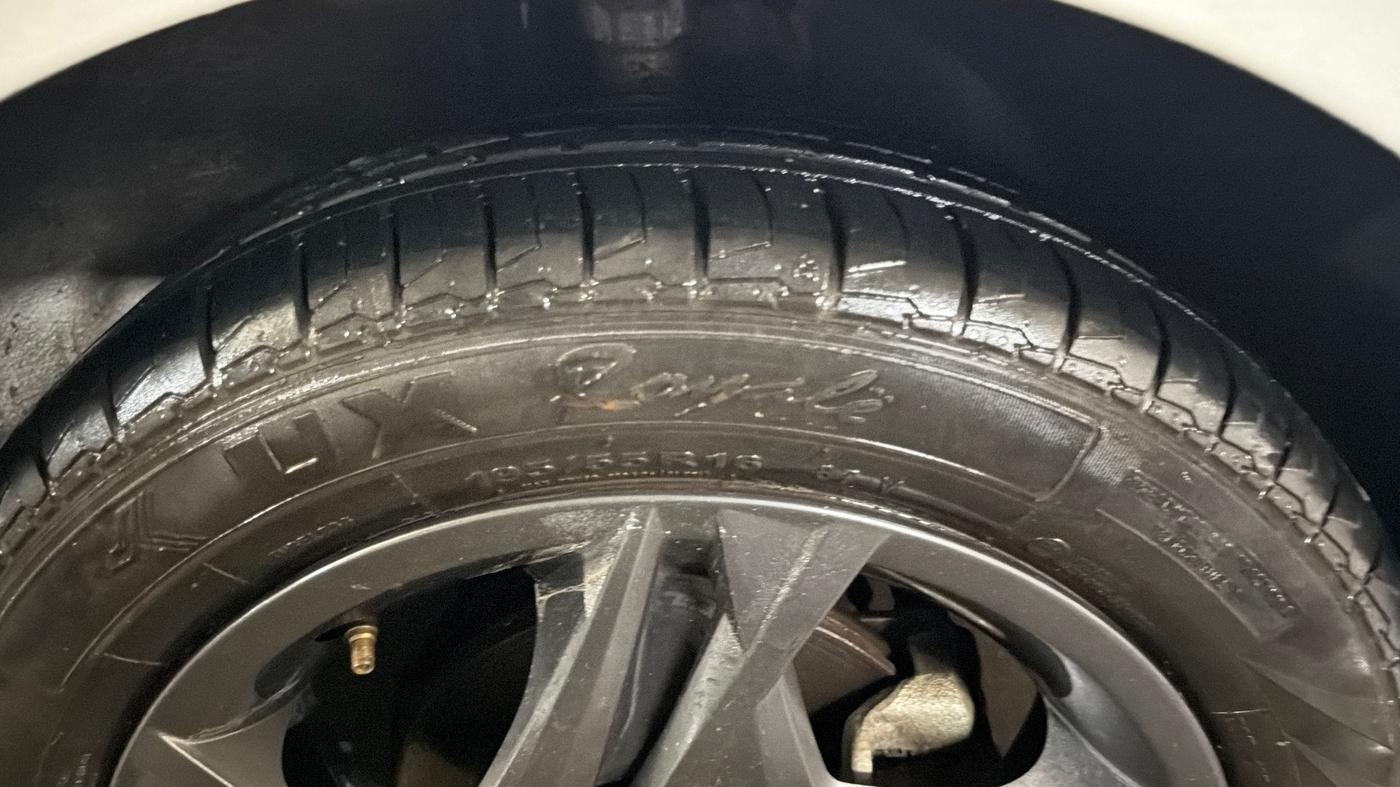 2022 Hyundai NEW I20 Sportz 1.2 IVT, Petrol, Automatic, 1,21,970 km, Right Front Tyre Tread