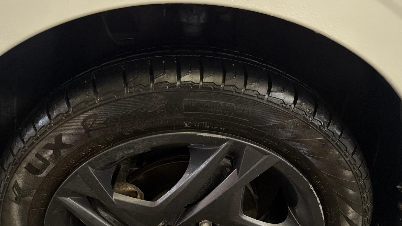 2022 Hyundai NEW I20 Sportz 1.2 IVT, Petrol, Automatic, 1,21,970 km, Left Front Tyre Tread