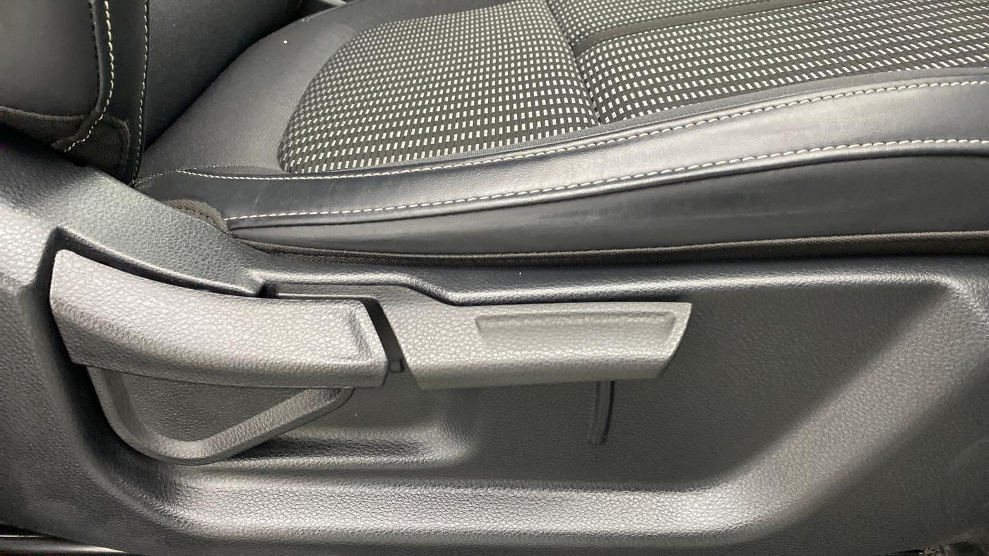 2022 KIA CARENS PRESTIGE 1.4G MT 7STR, Petrol, Manual, 4,728 km, Driver Side Adjustment Panel