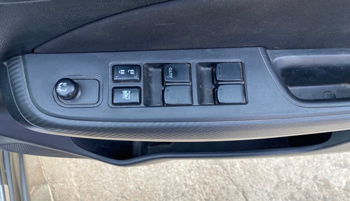 2020 Maruti Swift VXI, Petrol, Manual, 67,473 km, Driver Side Door Panels Control