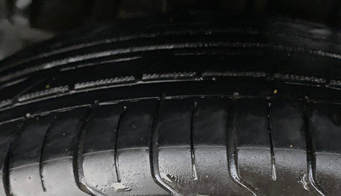 2019 Maruti XL6 ALPHA AT, CNG, Automatic, 96,827 km, Right Rear Tyre Tread