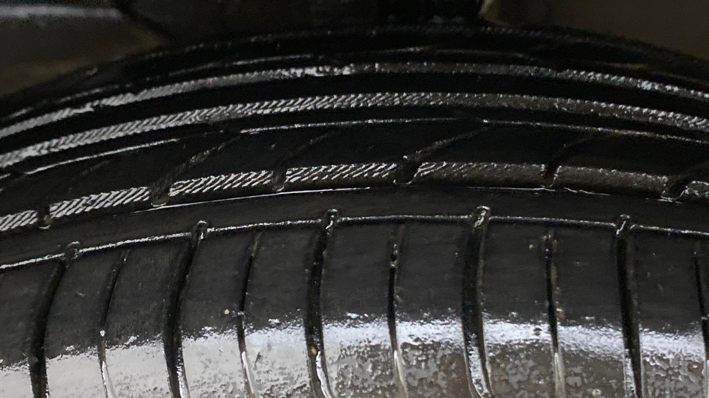 2019 Maruti XL6 ALPHA AT, CNG, Automatic, 96,827 km, Left Front Tyre Tread