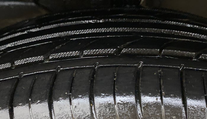 2019 Maruti XL6 ALPHA AT, CNG, Automatic, 96,827 km, Left Front Tyre Tread