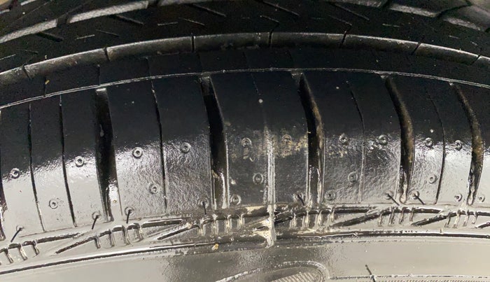 2017 Maruti Swift VXI O, Petrol, Manual, 78,759 km, Right Rear Tyre Tread