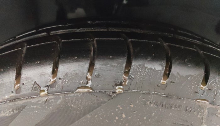 2014 Hyundai i10 SPORTZ 1.1, CNG, Manual, 72,480 km, Right Front Tyre Tread