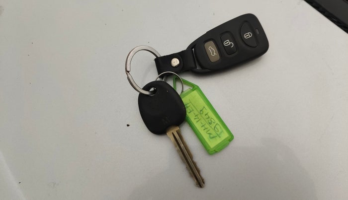 2014 Hyundai i10 SPORTZ 1.1, CNG, Manual, 72,480 km, Key Close Up