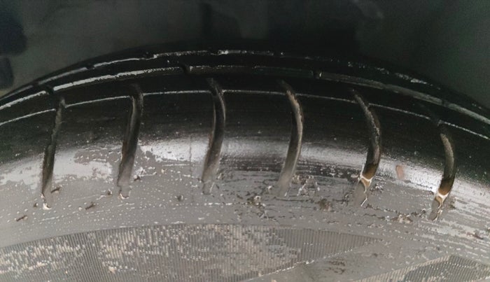 2014 Hyundai i10 SPORTZ 1.1, CNG, Manual, 72,480 km, Left Front Tyre Tread