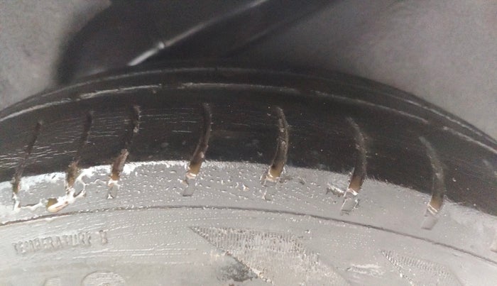 2014 Hyundai i10 SPORTZ 1.1, CNG, Manual, 72,480 km, Left Rear Tyre Tread