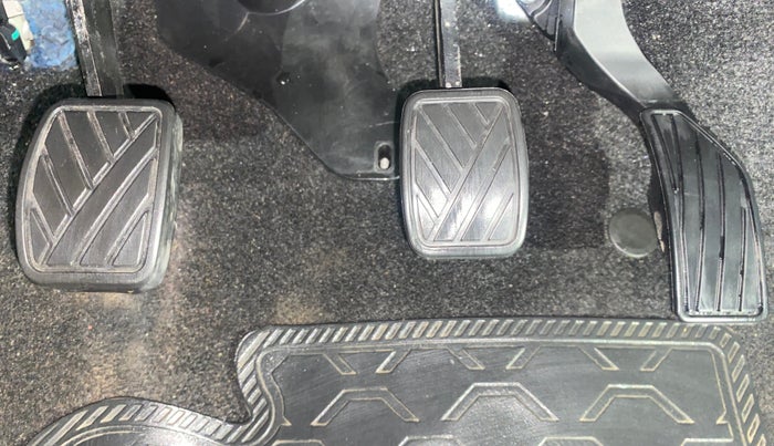 2015 Maruti Swift VXI, Petrol, Manual, 17,787 km, Pedals